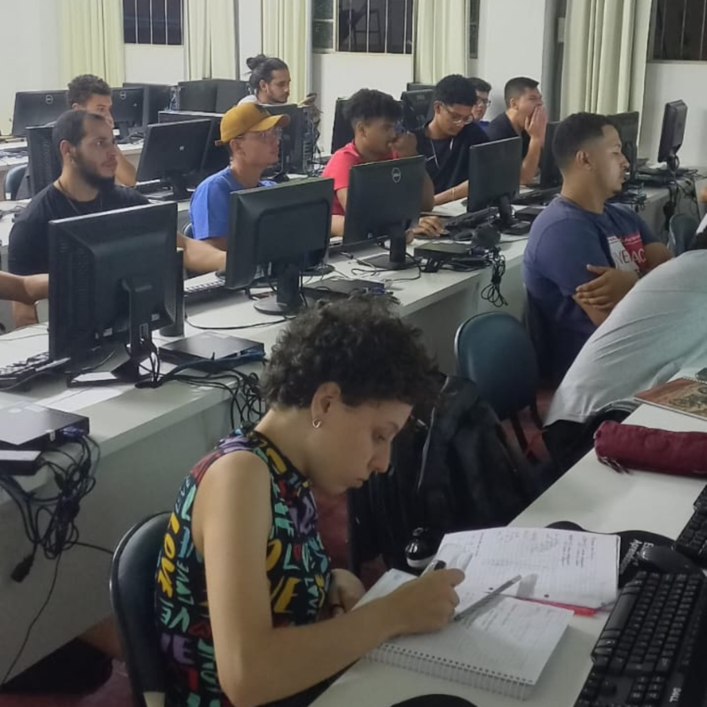 Alunos no laboratório de informática